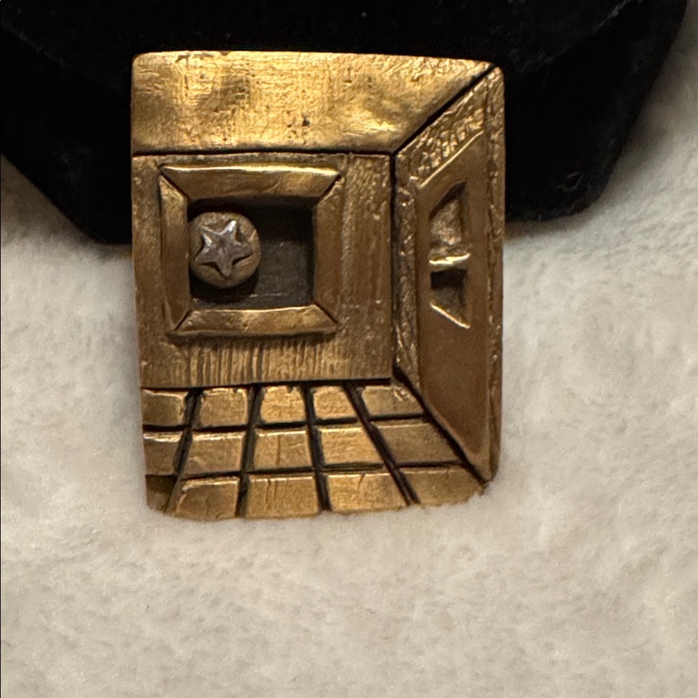 Rare vintage 3D Art Star  Window Gold Tone Pendant Necklace